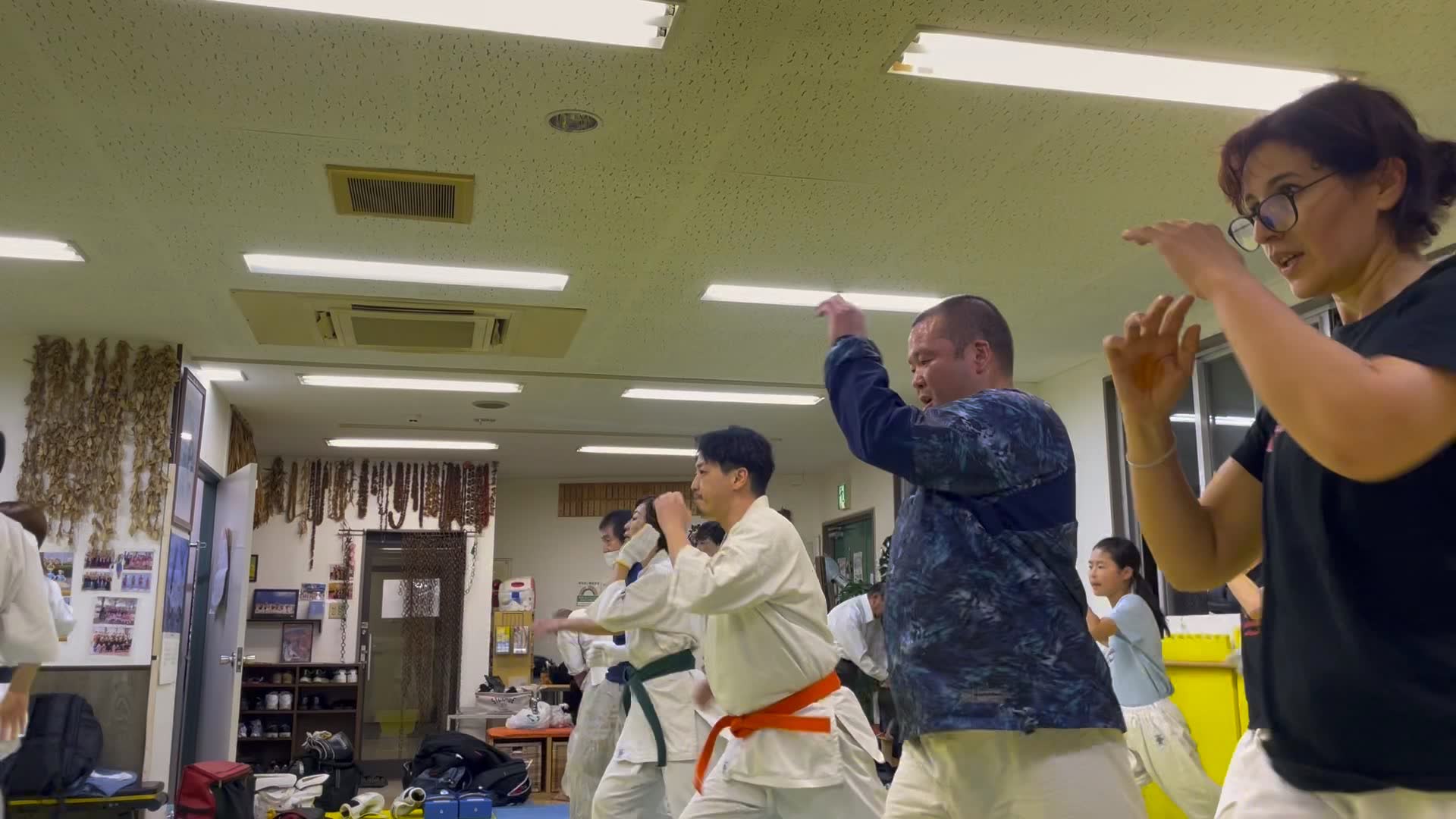 大人の初心者が空手のミット打ちをしている様子