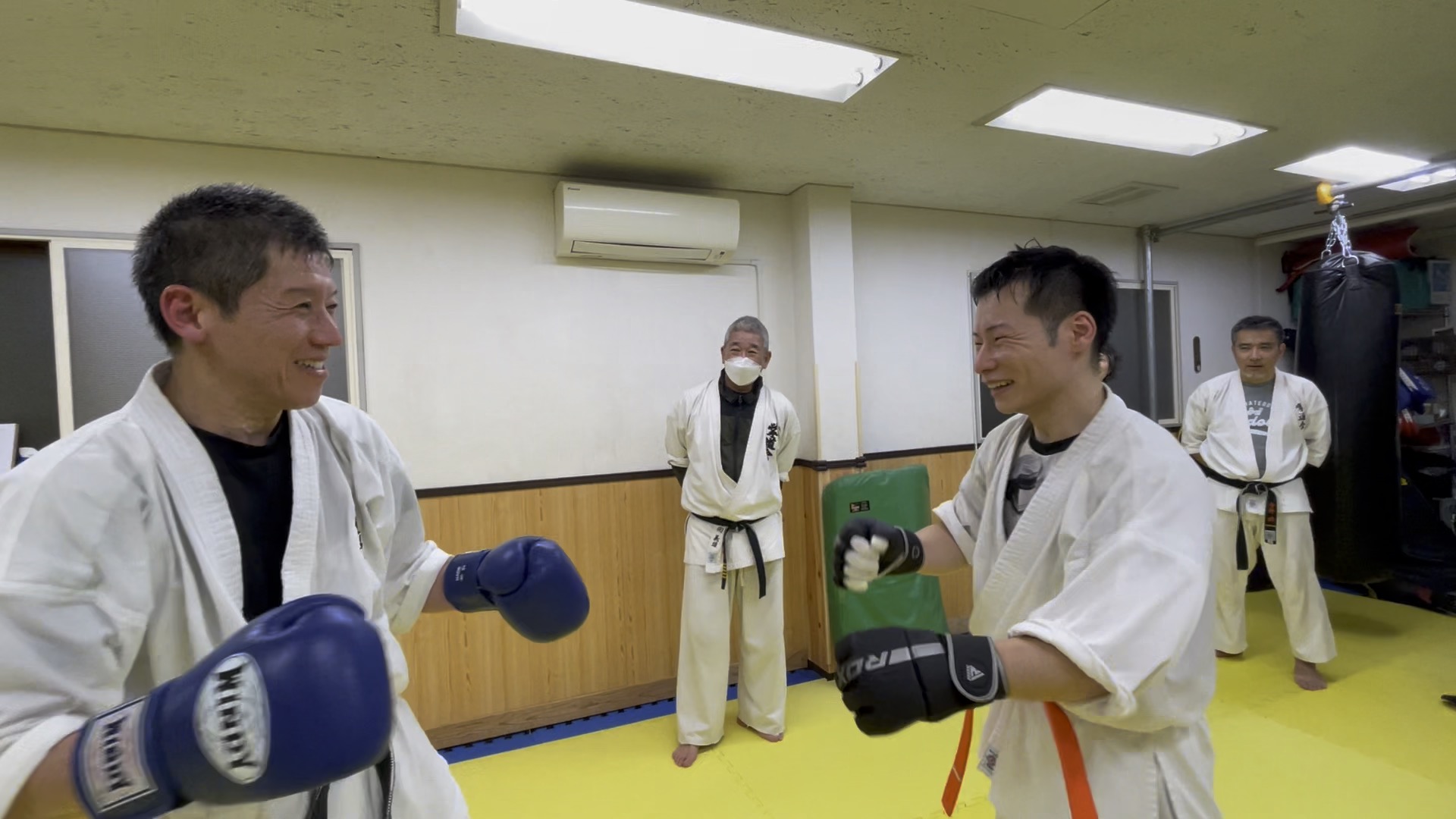 大人の初心者に空手を指導している様子